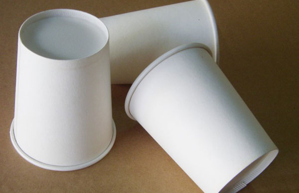 学会这招让你随地取材巧做滤茶器